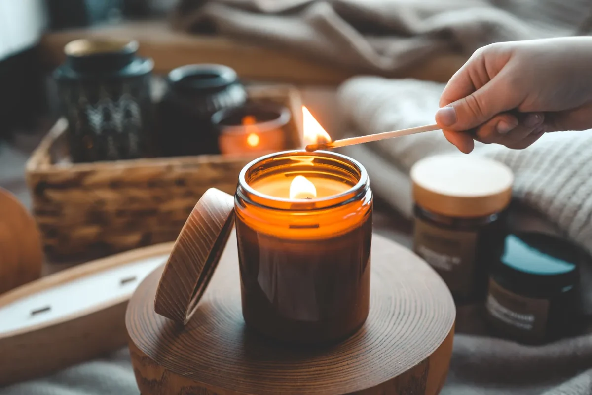 Bougie allumée créant une ambiance chaleureuse — services à domicile Luxembourg