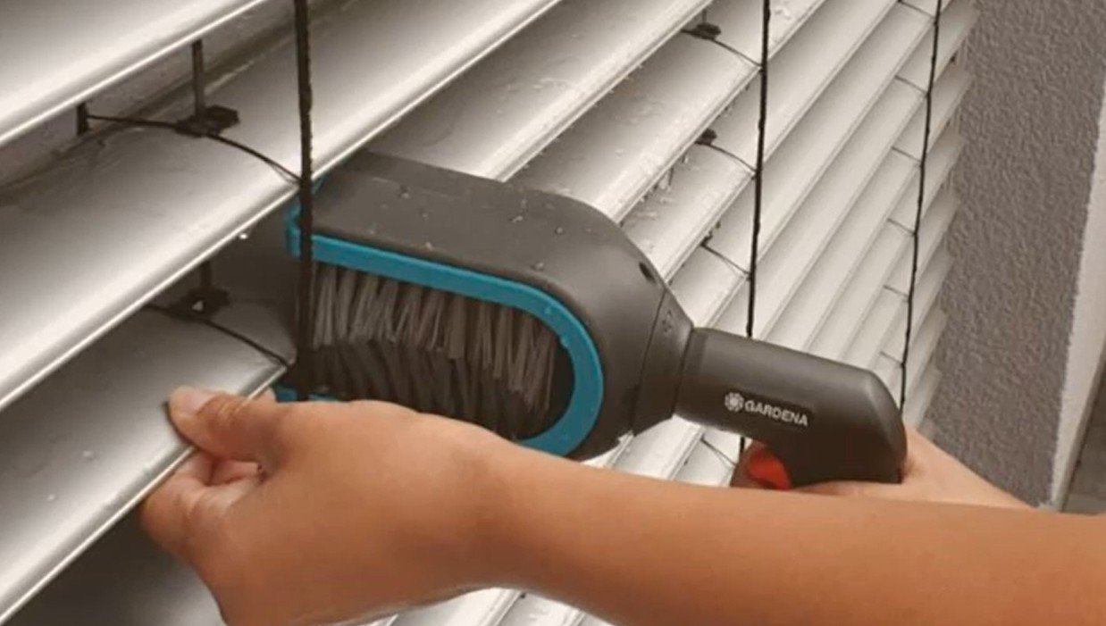 Nettoyage de stores avec brosse électrique — aide ménagère Luxembourg