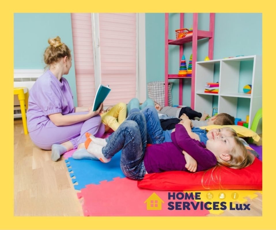 Nounou jouant avec des enfants sur un tapis — garde d’enfants Luxembourg